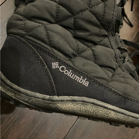 Columbia black winter boots.  200gram.  Waterproof.  EUC! - Picture 4 of 11